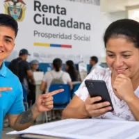 Mujer consulta información de los listados del cuarto ciclo de Renta Ciudadana septiembre 2026